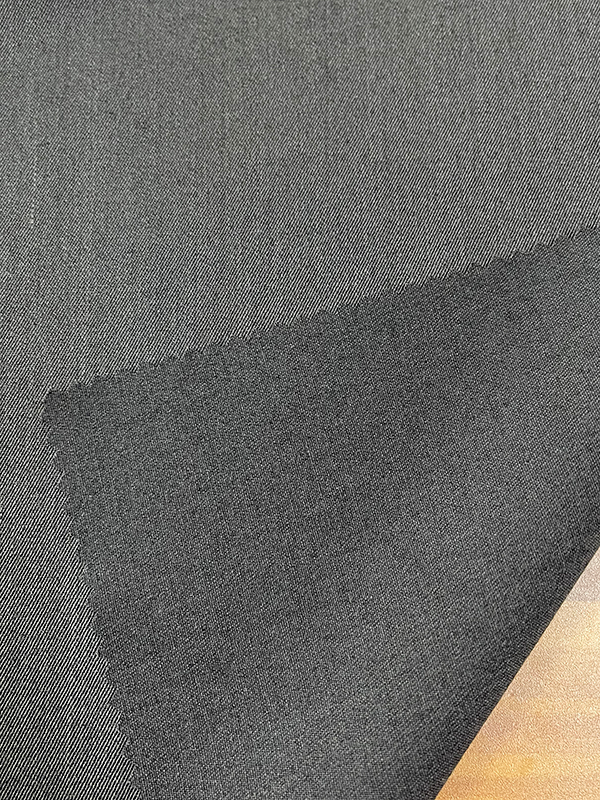 GYAPJÚ, MINT SZÖVETT AH-71723 65%T+32%R+3%W Lapos és sima, tükrözi a finom textilnyomokat és megmutatja az anyag nemes temperamentumát.